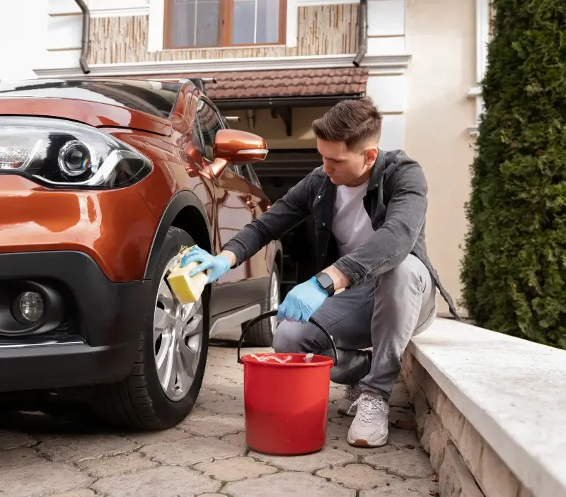 Lavage auto à domicile Beaurecueil : professionnel intervenant sur un véhicule